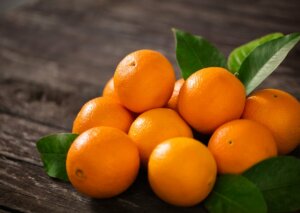 De belles oranges sur une table.