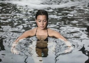 Une femme qui réalise des exercices dans une piscine. 