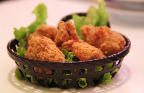 Pollo fritto nell'insalata