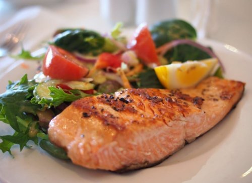 piatto di salmone e verdure