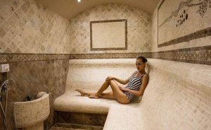 Ragazza rilassata in un bagno turco.