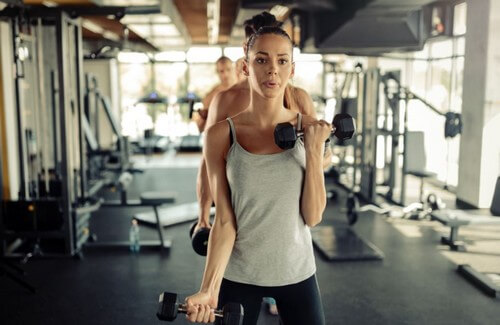Mettere massa muscolare senza pesi: è possibile?