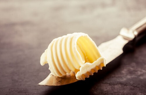 Una noce di margarina su coltello