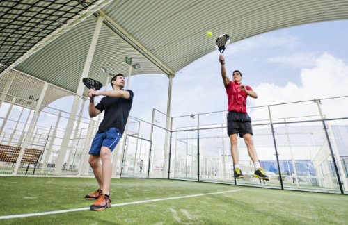 Giocare a paddle tennis
