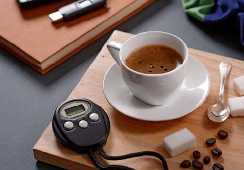 Cronometro e caffè su un tavolo