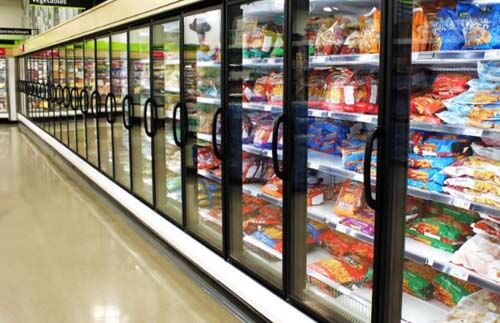 Frigoriferi di supermercato con alimenti ultraelaborati
