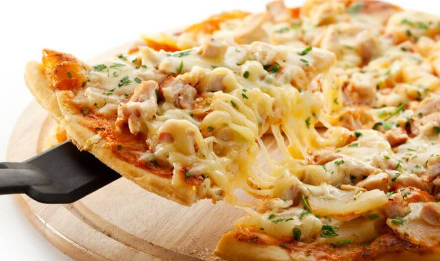 Pizza con mozzarella filante