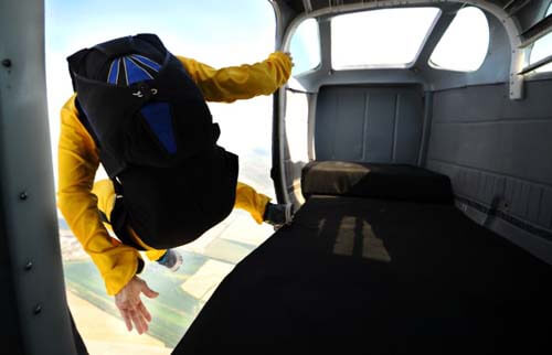 Il paracadutismo è uno sport estremo divertente