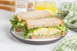 sandwich con lattuga e uovo nel piatto 