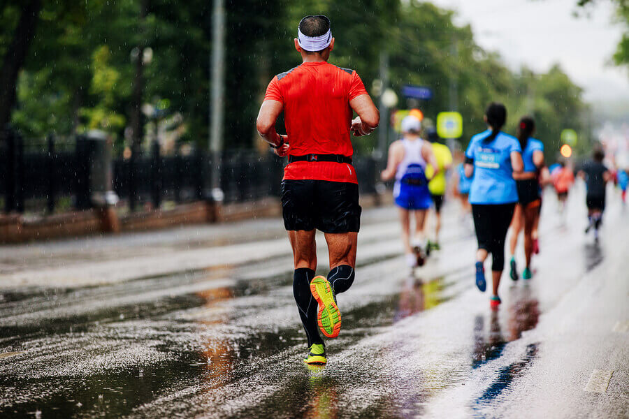 correre con la pioggia in una maratona