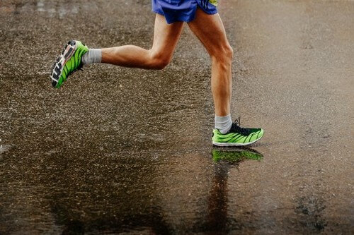 Correre sotto la pioggia: consigli per appassionati di running