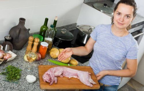 Donna cucina il coniglio.