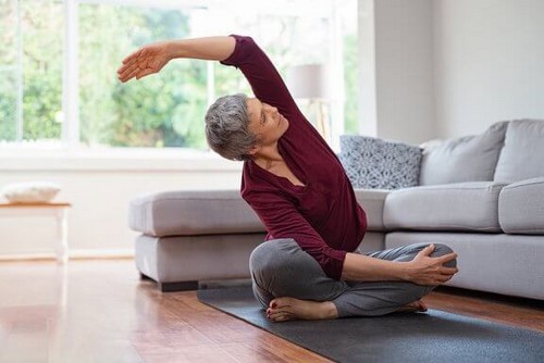 Donna anziana fa yoga