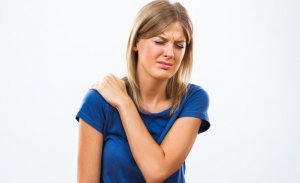 donna ha dolore alla spalla