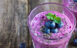 yogurt ricco di fibre con semi e frutti rossi