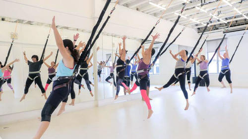 Donne fanno airfit in palestra