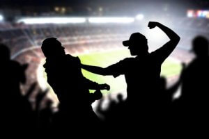 Uomini che si picchiano allo stadio: violenza nello sport