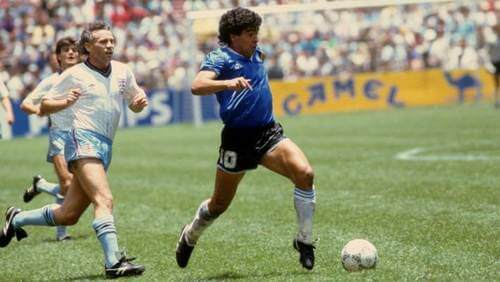Maradona che gioca nell'Argentina