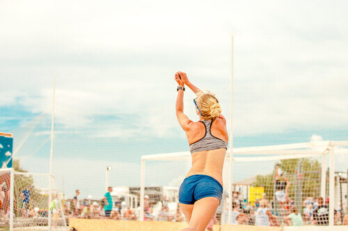 ragazza gioca a beach volley