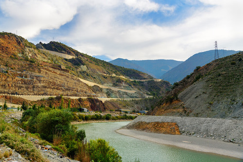 Coruh Turchia: fiume che scorre in mezzo a una valle: migliori fiumi per fare rafting