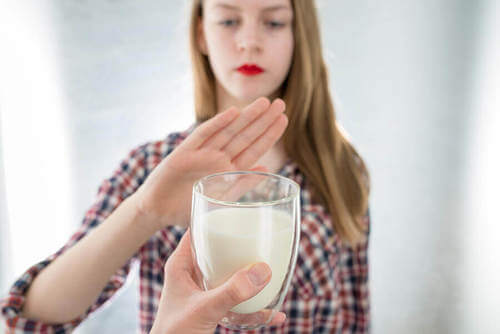 donna con intolleranza al lattosio