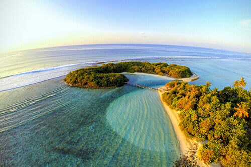 Maldive: isola paradisiaca con mare cristallino