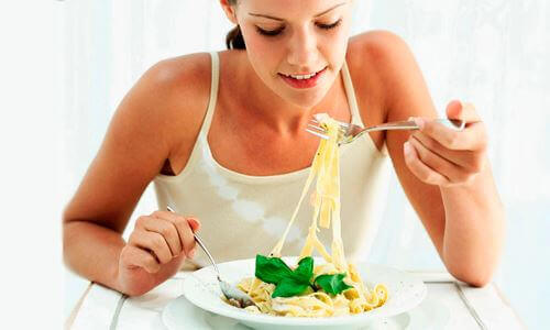 Ragazza mangia della pasta in bianco
