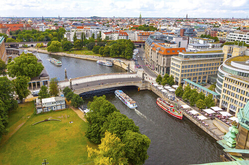 Berlino: vista sul fiume con battello
