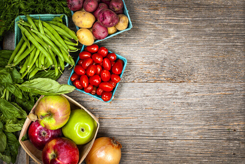 Frutta e verdura in dei cestini