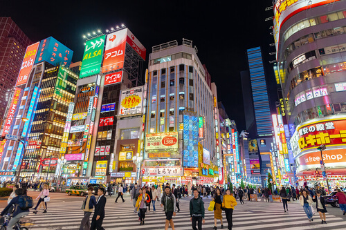 Tokyo: palazzi con pubblicità colorate. Una delle città dove si respira sport