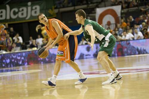 Giocatori giocano una partita di basket della Lega spagnola.