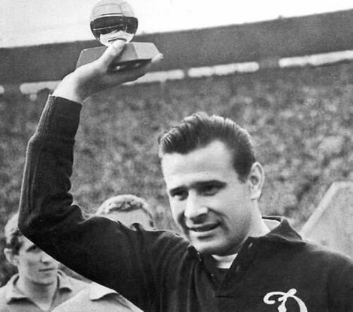 Lev Yashin con un trofeo in mano