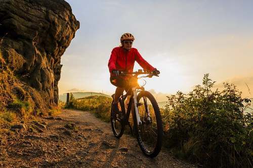 Mountain bike al tramonto