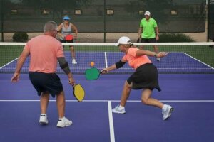 Il pickleball, uno sport che mescola tennis, badminton e ping-pong
