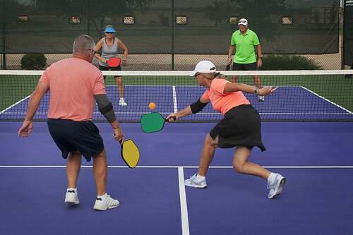 Il pickleball, uno sport che mescola tennis, badminton e ping-pong