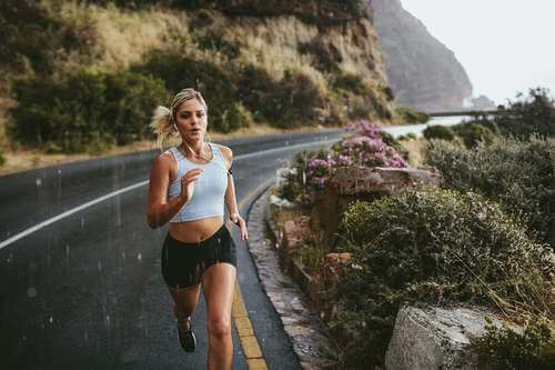 Ragazza fa running con la pioggia per accelerare il metabolismo.