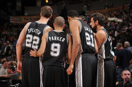 SA Spurs: giocatori di basket di spalle