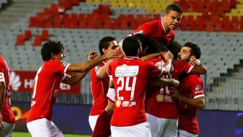 Giocatori dell'Al Ahly in Egitto festeggiano dopo un gol.