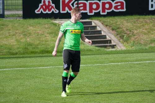 Il Borussia Monchengladbach è una delle squadre vincenti della Bundesliga. Giocatore con maglia verde si allena.