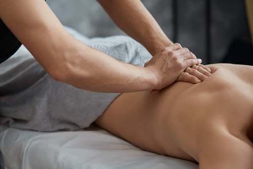 I massaggi possono aiutare a curare i crampi. Persona si fa fare un massaggio.