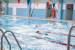 Nuoto in un centro sportivo