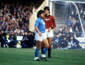 Paolo Maldini in campo insieme a Maradona.