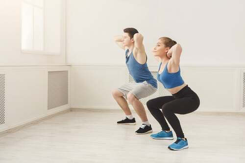 Lo squat fa lavorare quasi tutti i muscoli della parte inferiore del corpo.