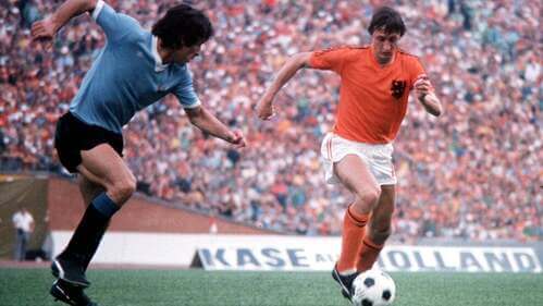 Johan Cruyff con il pallone.