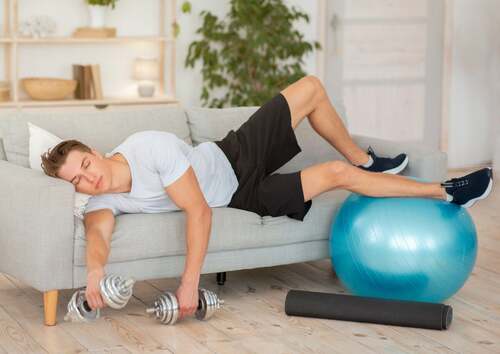 Un esercizio fisico eccessivo provoca stanchezza e affaticamento muscolare.