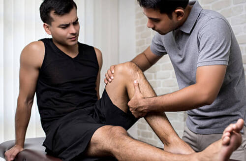 Come trattare una distorsione al ginocchio?