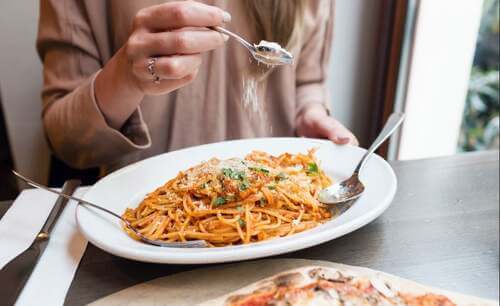 Piatto di spaghetti ricco di nutrienti essenziali.