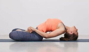 Posizione yoga per la schiena.