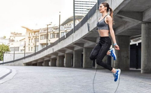 エクササイズ 縄跳びを行う女性　体のバランス 改善　エクササイズ