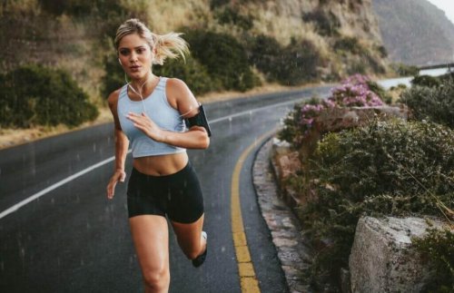 山道を走る女性　ランニング　アドバイス